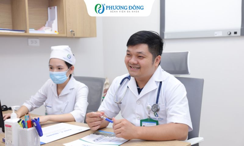 ThS.BSNT Nguyễn Đình Nam thăm khám sức khỏe tinh thần cho bệnh nhân