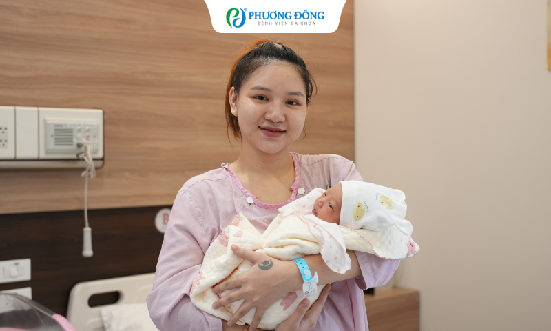 Hơn 12 giờ vượt cạn, người mẹ vỡ òa khi con cất tiếng khóc chào đời đầu tiên