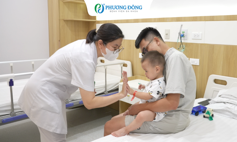 Nụ cười giòn tan của bé Tuấn Hưng sau khi vượt qua bệnh viêm phế quản phổi và nhiễm vi-rút RSV