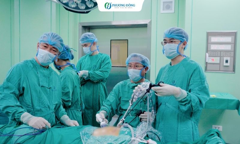 PGS.TS.BS Nguyễn Anh Tuấn - Giám đốc Ngoại khoa, Trưởng khoa Ngoại tiêu hoá BVĐK Phương Đông trực tiếp thực hiện ca phẫu thuật