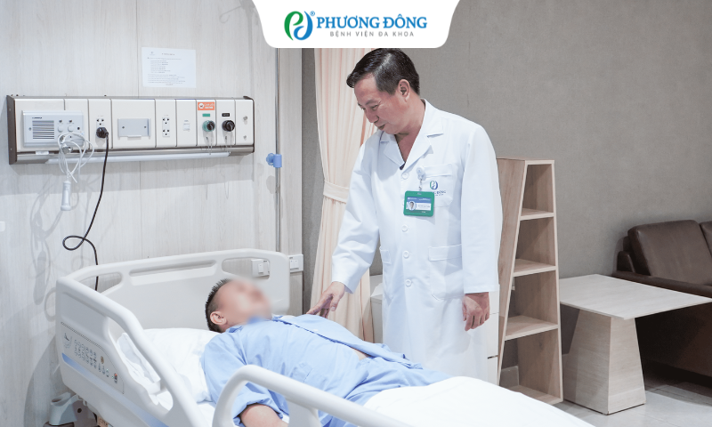 Từ dấu hiệu đi ngoài ra máu, người đàn ông phát hiện hai bệnh ung thư và 39 polyp đại tràng