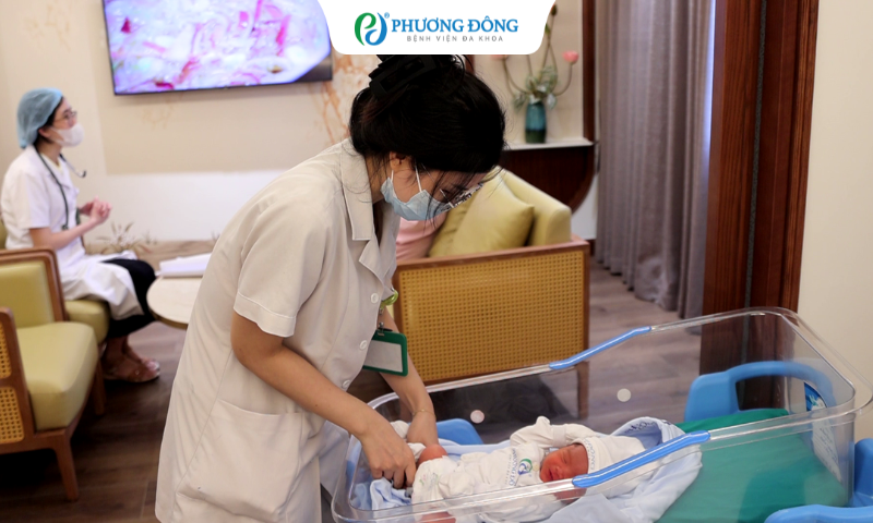 Chị Lệ Quyên cảm thấy rất an tâm vì em bé được các cô điều dưỡng chăm sóc cẩn thận
