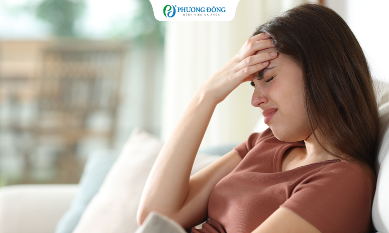 Người nhà em bị đau đầu suốt là bị sao thế ạ?
