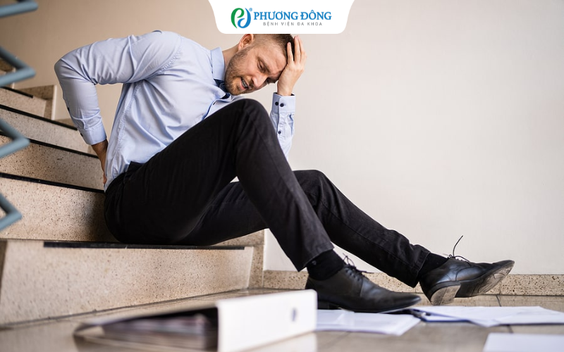 Bác sĩ giải đáp: Buồn nôn, tê tay sau khi bị ngã đập đầu là dấu hiệu cảnh báo điều gì?