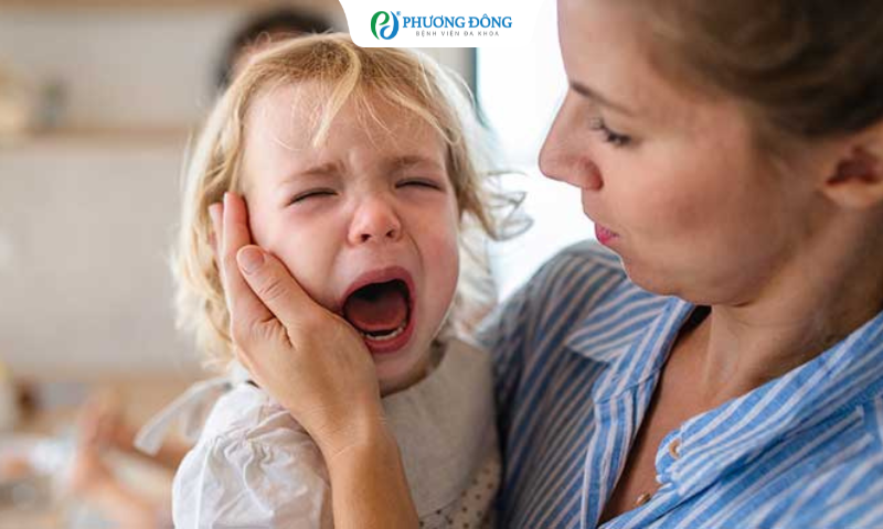 Trẻ nhỏ bị điện thoại rơi vào đầu có sao không?