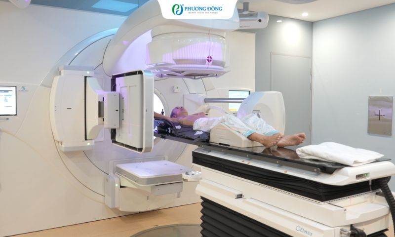Hỏi - Đáp Ung bướu: Vào máy xạ trị nên nhắm mắt hay mở mắt?