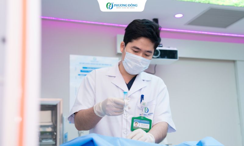 Bé gái 7 tuổi phát hiện u thân não sau 4 tháng có biểu hiện lác mắt, méo miệng