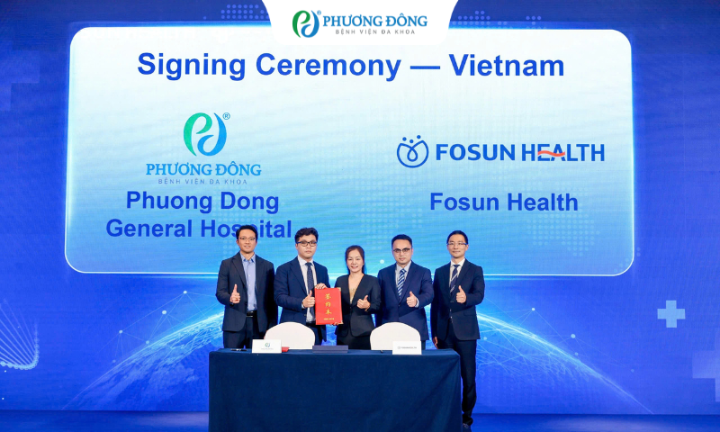 Đại diện Bệnh viện Đa khoa Phương Đông và Tập đoàn Y tế Fosun Health thực hiện ký kết biên bản ghi nhớ hợp tác.