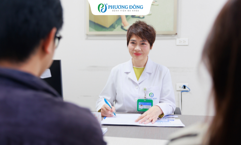 BSCKII Phạm Thúy Nga thăm khám cho bệnh nhân.