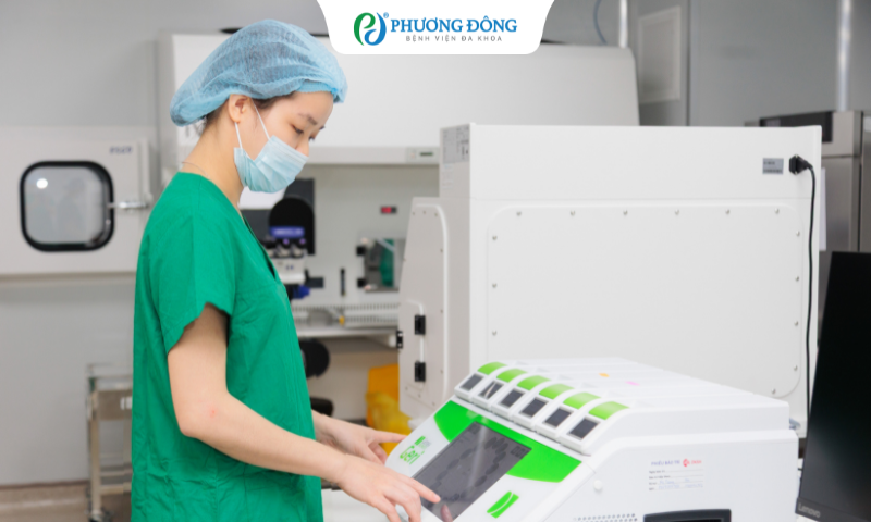 Kỹ thuật viên thực hiện nuôi cấy phôi trong phòng Lab của Trung tâm IVF.