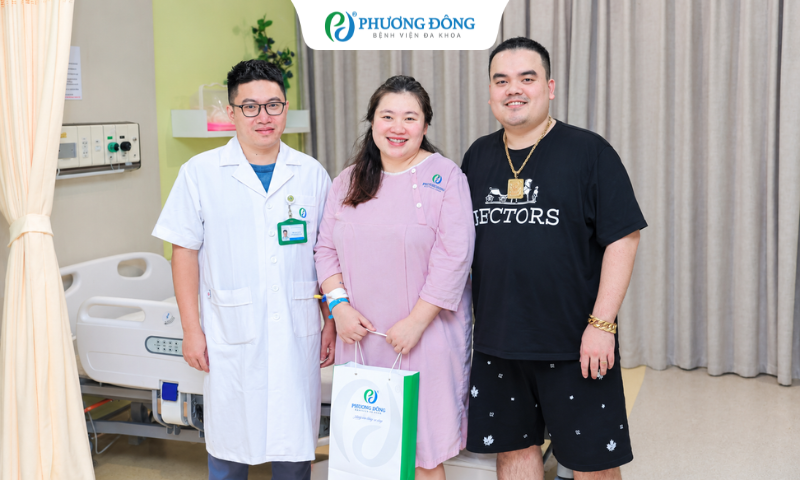 Ths.BS Lê Vũ Hải Duy chụp ảnh cùng gia đình bệnh nhân (Ảnh chí mang tính chất minh hoạ)