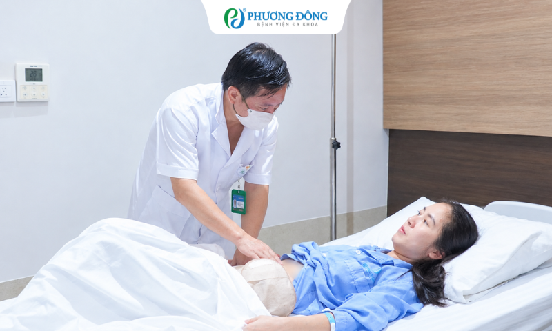 Trì hoãn điều trị ung thư khi mang thai, người phụ nữ đối mặt ca mổ trực tràng đầy thách thức