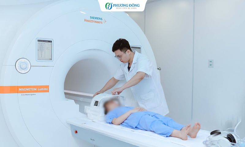 Từ lác mắt, méo miệng - Bé 7 tuổi phát hiện u não