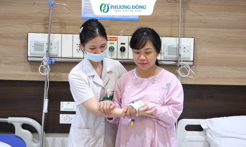 Anh Tuấn Anh chăm sóc chị Kết sau khi sức khoẻ của chị đã được cải thiện