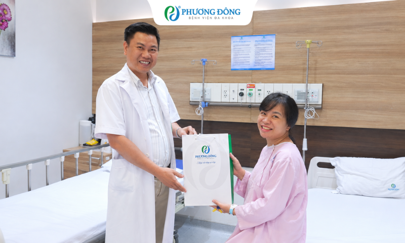 BSCKII Vũ Văn Bình tặng quà cho chị Kết trước ngày ra viện