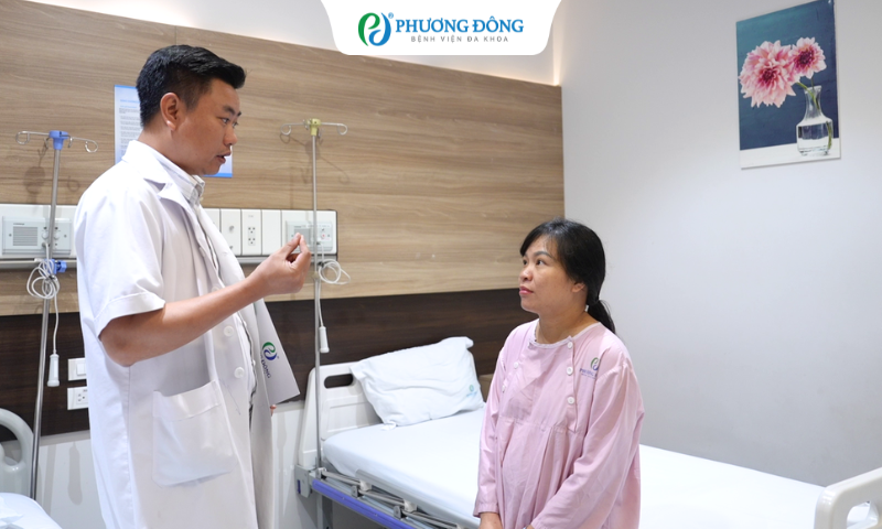 BSCKII Vũ Văn Bình thăm khám và dặn dò chị Kết