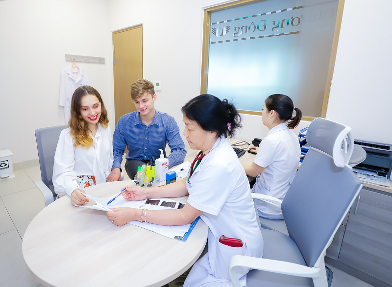 Bác sĩ Nguyễn Thị Tường Vân trực tiếp thăm khám cho khách hàng nước ngoài