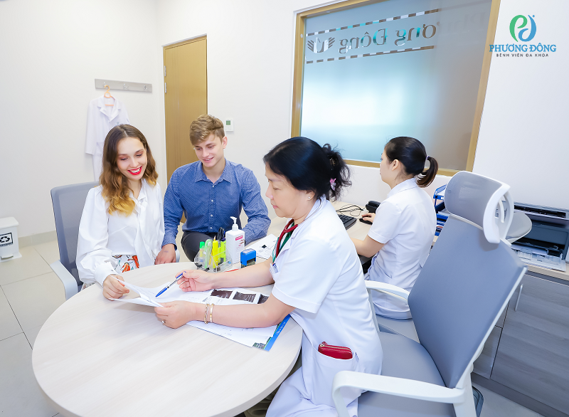 Bác sĩ Nguyễn Thị Tường Vân trực tiếp thăm khám cho khách hàng nước ngoài