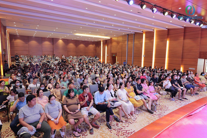 Hội thảo thai sản tại bệnh viện Phương Đông thu hút hàng trăm mẹ bầu tham gia.