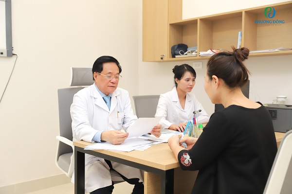 PGS.TS. Bác sĩ Nguyễn Trung Chính - người có gần 40 năm kinh nghiệm trong lĩnh vực Ung bướu và Tế bào gốc trực tiếp thăm khám và tư vấn tình hình sức khỏe cho người bệnh