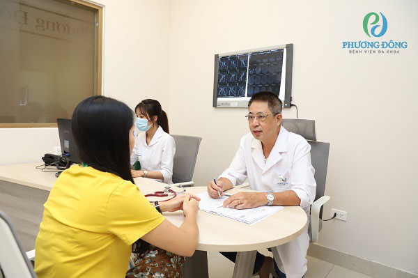 Khách hàng đang thăm khám sức khỏe cùng bác sĩ đầu ngành tại Bệnh viện Phương Đông