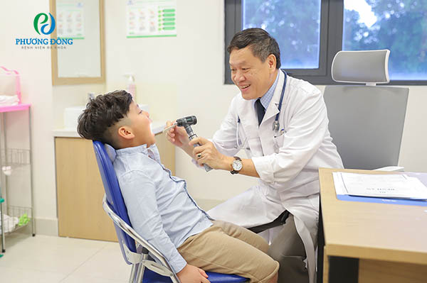 Bác sĩ Phương Đông khám sức khỏe cho trẻ em