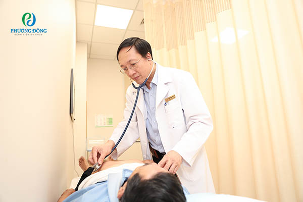 Bác sĩ khám sức khỏe tổng quát cho khách hàng tại Bệnh viện Đa khoa Phương Đông
