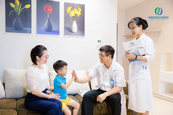 Bác sĩ BVĐK Phương Đông thăm khám, xét nghiệm vi chất cho trẻ tại nhà