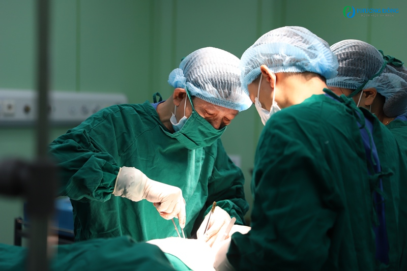 Bác sĩ Hàn Văn Bạ cẩn thận, tỉ mỉ trong từng ca phẫu thuật