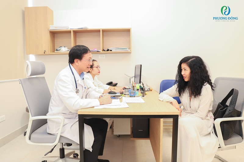 Hình ảnh bác sĩ tư vấn điều trị cho NTK Hà Linh Thư