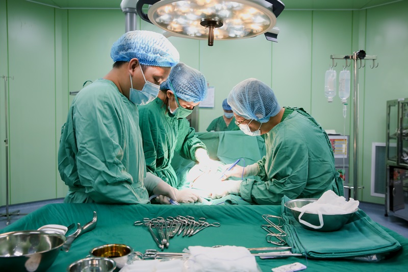 Hình ảnh bác sĩ Huy Bạo cẩn thận, tỉ mỉ trong ca phẫu thuật