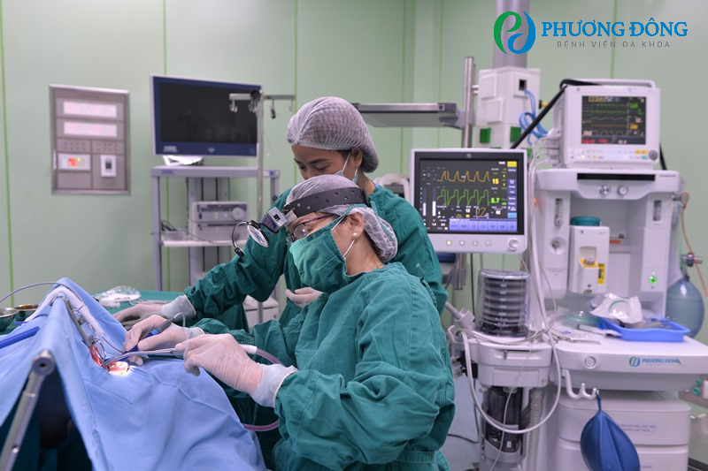 Hình ảnh bác sĩ Nguyễn Thị Thu Yến đang thực hiện ca mổ cắt amidan