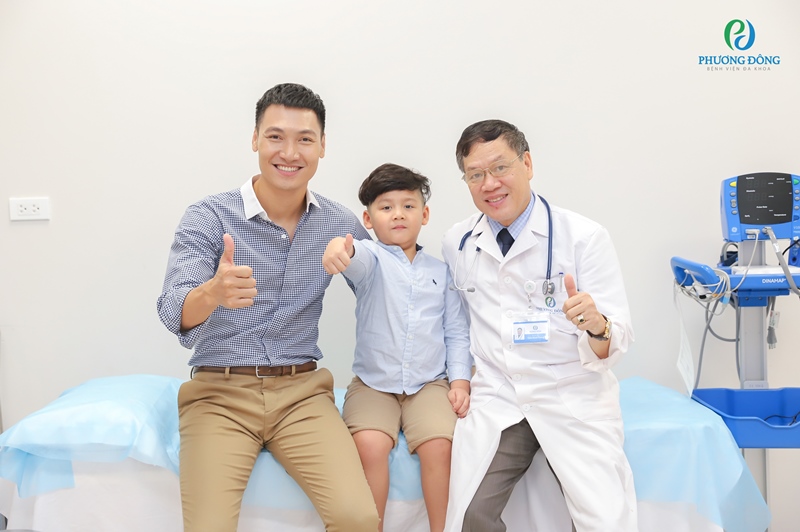 Diễn viên Mạnh Trường cùng con trai thăm khám Nhi khoa với bác sĩ Trần Kinh Trang