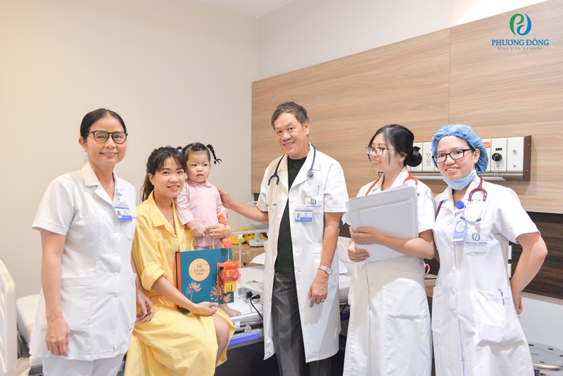 Bác sĩ Trần Kinh Trang tặng quà cho các bệnh nhân nhi nhân dịp Tết Trung thu