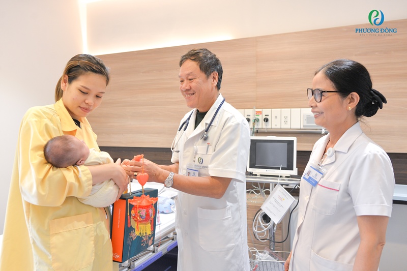 Nụ cười hiền hậu cùng cử chỉ tận tình đã làm nên thương hiệu của bác sĩ Trần Kinh Trang