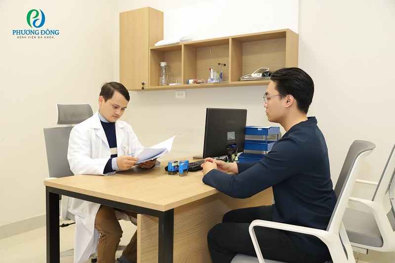 Bác sĩ Trần Quý Dương xem kết quả khám bệnh của khách hàng