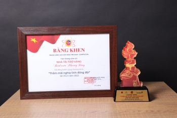 Bằng khen và cúp lưu niệm của Trung ương Hội Hữu nghị Việt Nam - Campuchia cho BVĐK Phương Đông đã tài trợ cho chương trình “Thắm mãi nghĩa tình đồng đội” lần thứ I/2022