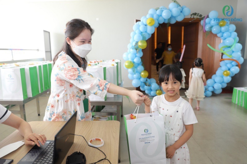 Mỗi bé được nhận 1 túi quà đáng yêu từ nhà tài trợ và BLĐ bệnh viện Phương Đông