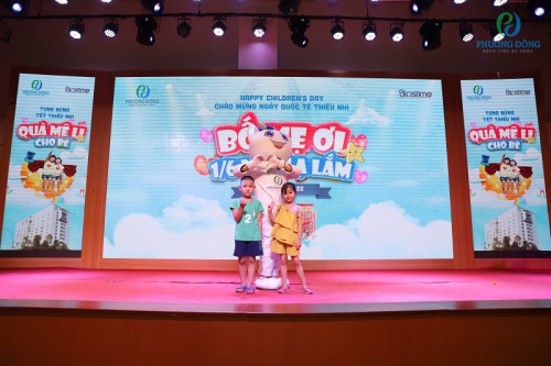 Các bé chụp ảnh với linh vật mèo Pudo Phương Đông trên sân khấu