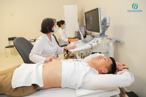 Bác sĩ Tô Thị Phương Anh tiến hành siêu âm vùng bụng
