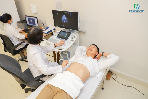 Bác sĩ Nguyễn Phương Anh tiến hành siêu âm vùng bụng