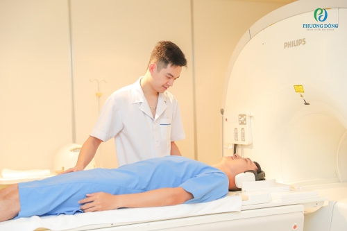 Diên viên Mạnh Trường chụp cộng hưởng từ MRI