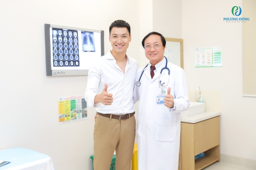 Diễn viên Mạnh Trường chụp ảnh cùng Bác sĩ nội Hoàng Văn Tuyết