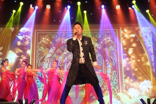 Ca sĩ Tùng Dương biểu diễn mừng Lễ khai trương BVĐK Phương Đông
