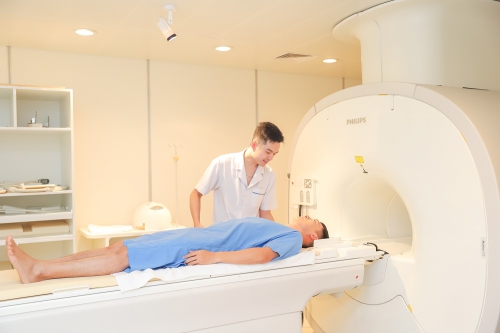 Bác sĩ hướng dẫn bệnh nhân tư thế nằm khi chụp cộng hưởng từ MRI