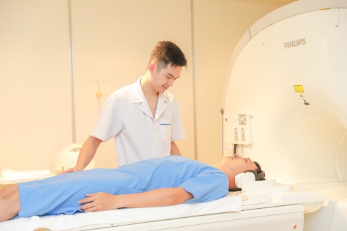 Bác sĩ hướng dẫn bệnh nhân tư thế nằm khi chụp cộng hưởng từ MRI
