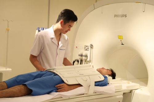 Khách hàng trải nghiệm máy chụp cộng hưởng từ MRI tại BVĐK Phương Đông