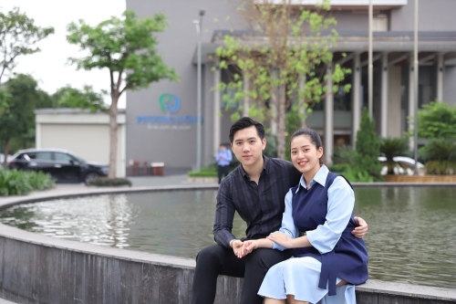 Maria Tuyền cùng chồng chụp ảnh kỷ niệm tại Phương Đông