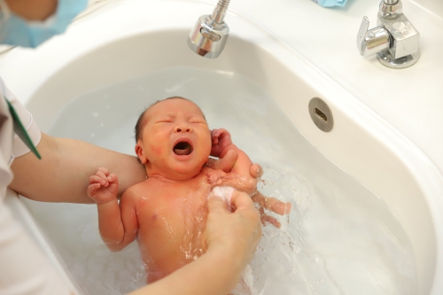 Hình ảnh bác sĩ tắm cho bé sơ sinh