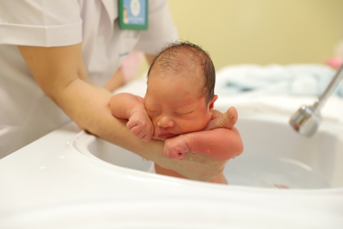 Hình ảnh bác sĩ tắm cho bé sơ sinh